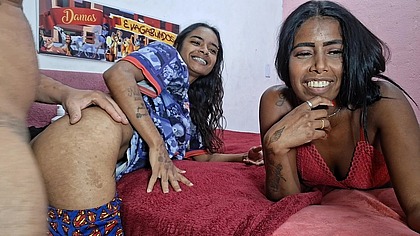 dando o cuzinho com a amiga do lado