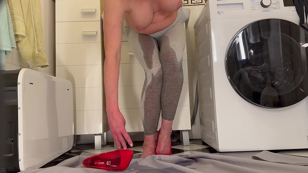 wetting my leggins and red high heels (Aqua Pola) wetting my leggins and red high heels (Aqua Pola)