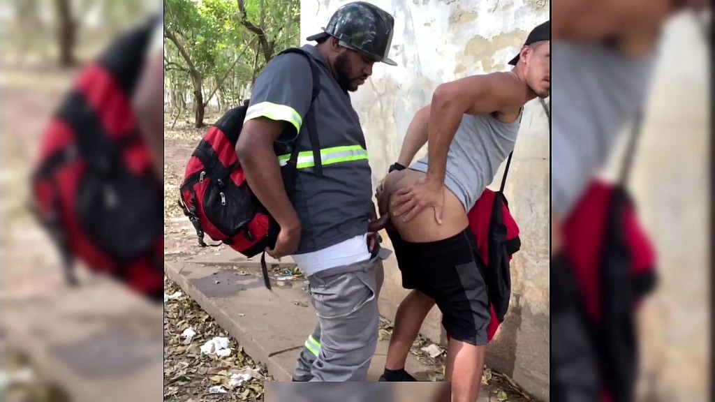 trabalhador fode cara no parque e depois goza na boca dele (The Hunter Black, Luccas Melo) trabalhador fode cara no parque e depois goza na boca dele (The Hunter Black, Luccas Melo)