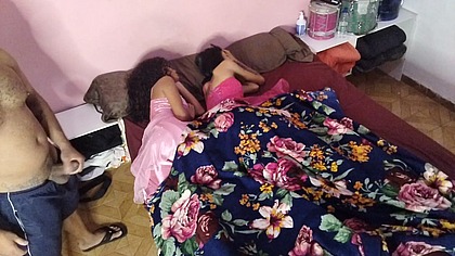 Nosso padrasto nos paga para guardarmos nossos segredos sexuais