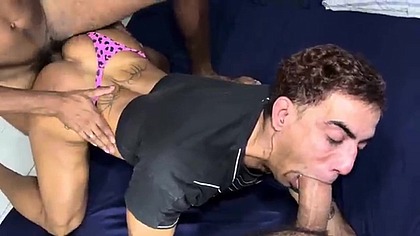 passiva do rabao dando o cu pra casal dotado