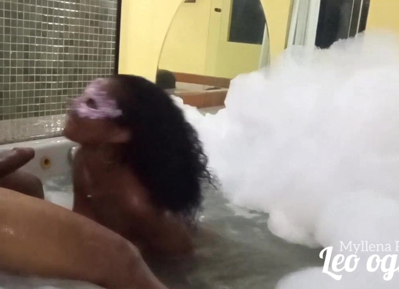 Levei a Mulher Do Meu Amigo Para Uma Suite Enquanto Ele Trabalhava