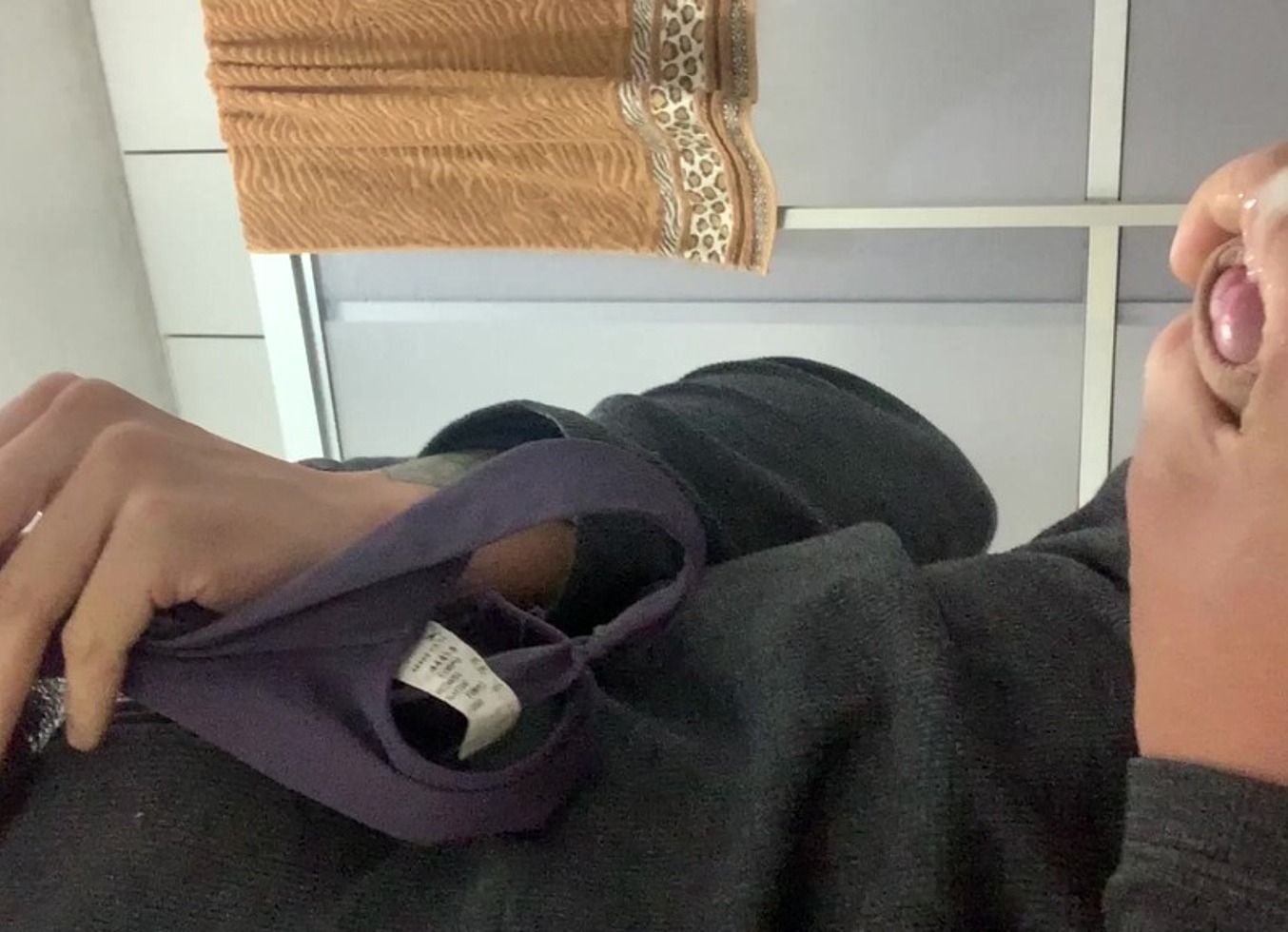 Gozando Ao Cheirar A Calcinha Da Vizinha + Punheta Fumando E Piscando O Cuzao