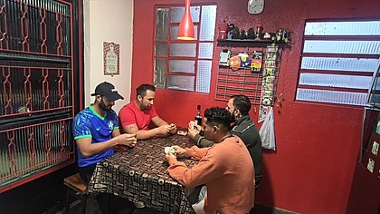Apostou no baralho e rolou orgia entre os participantes - 01
