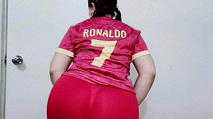 Fan de Cristiano Ronaldo se pone su jersey y despues se desnuda completamente mostrando todo su culo abierto vagina y senos ante la camara