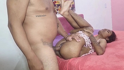 Novinha lesbica deu o cu para o coroa