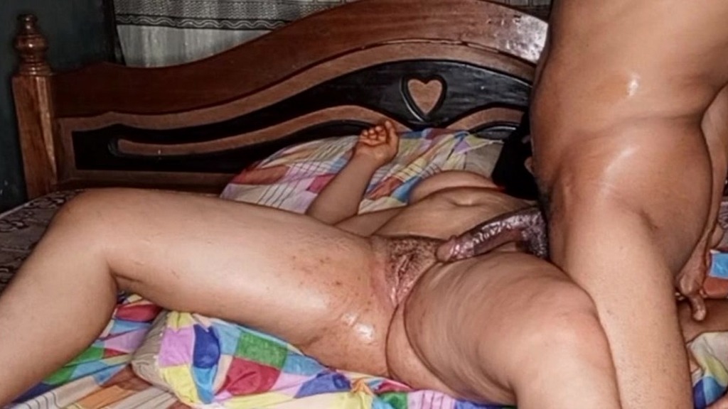 la mia prima volta che scopo una figa europea (Secret Sexcapades, Golden Julie) my first time fucking an european milf pussy (Secret Sexcapades, Golden Julie)