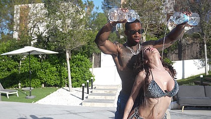 only . geishakyd se follando a un bbc en la piscina de su hotel en Barcelona