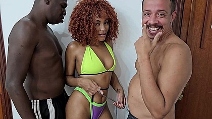 A deliciosa Nayrob fodendo com 2 dotados ate ganhar leite na boca