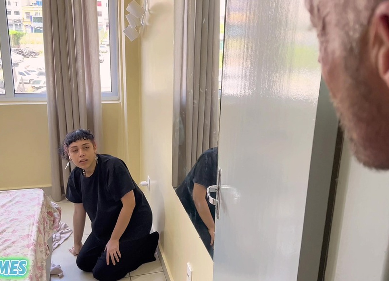 Camareira Ataca Hospede Com Uma Surra De Cu