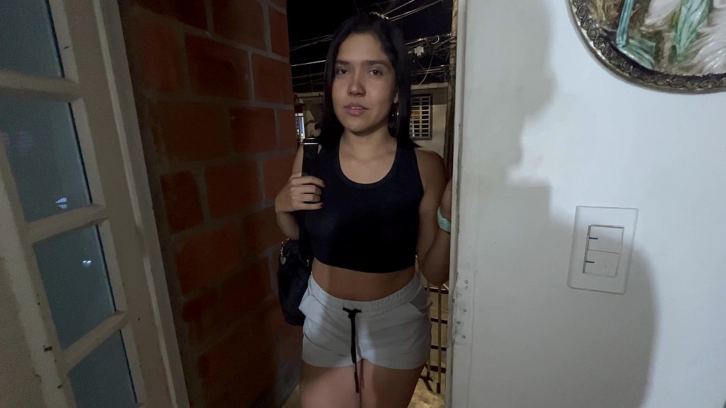 mi vecina sudada del gym se queda en mi casa mientras espera a su esposo (Juan Vanegas, Naty Gallego) mi vecina sudada del gym se queda en mi casa mientras espera a su esposo (Juan Vanegas, Naty Gallego)