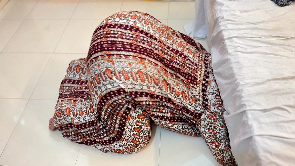 saudi beautiful big ass & tight pussy stepmom stuck under bed now she want rough anal from stranger (Hotanippe) saudi beautiful big ass & tight pussy stepmom stuck under bed now she want rough anal from stranger (Hotanippe)