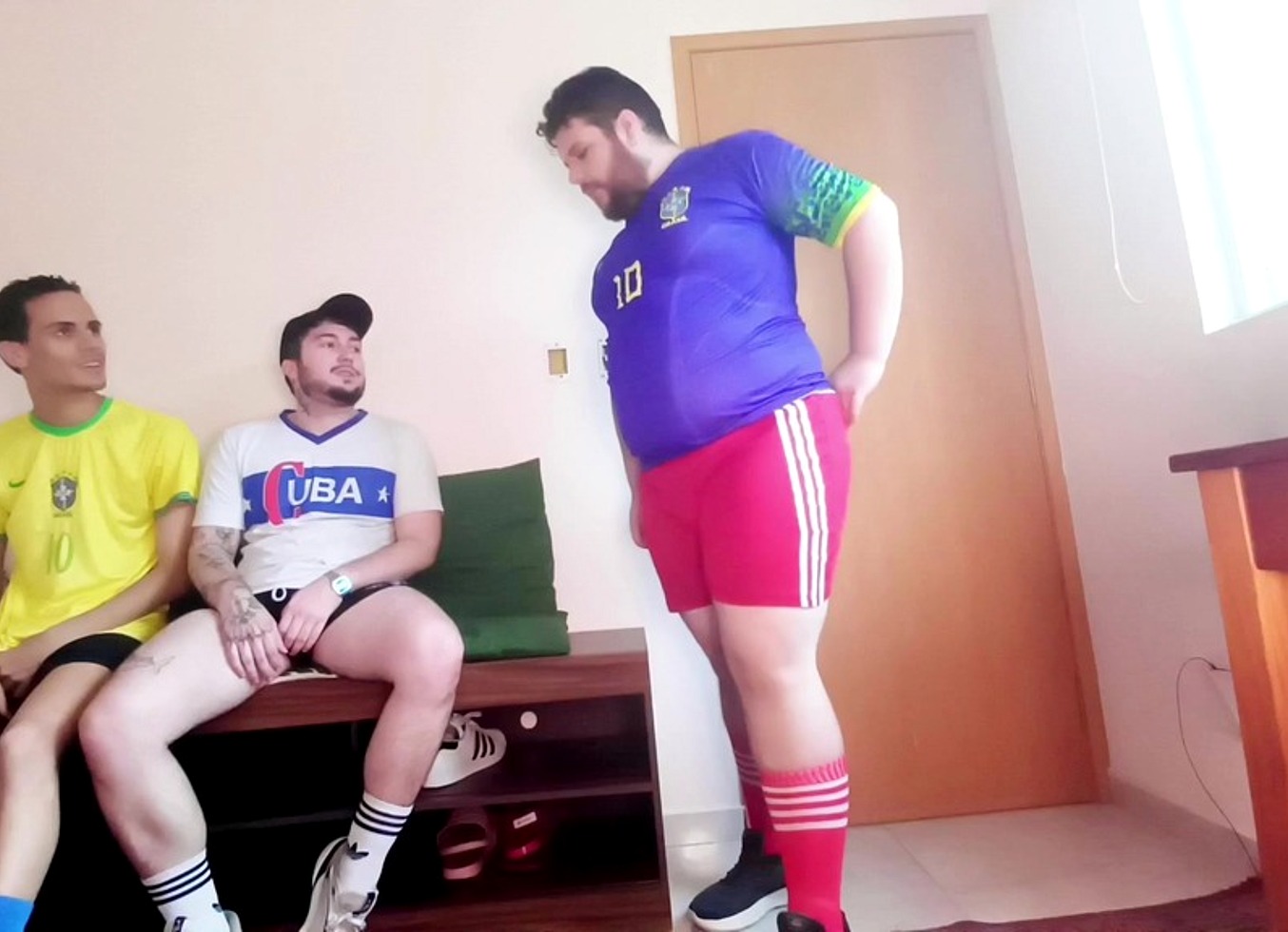 Em Breve - Depois Do Futebol Os Amigos Apostam Pra Ver Quem Tem O Pau Maior (Completo Em Breve)