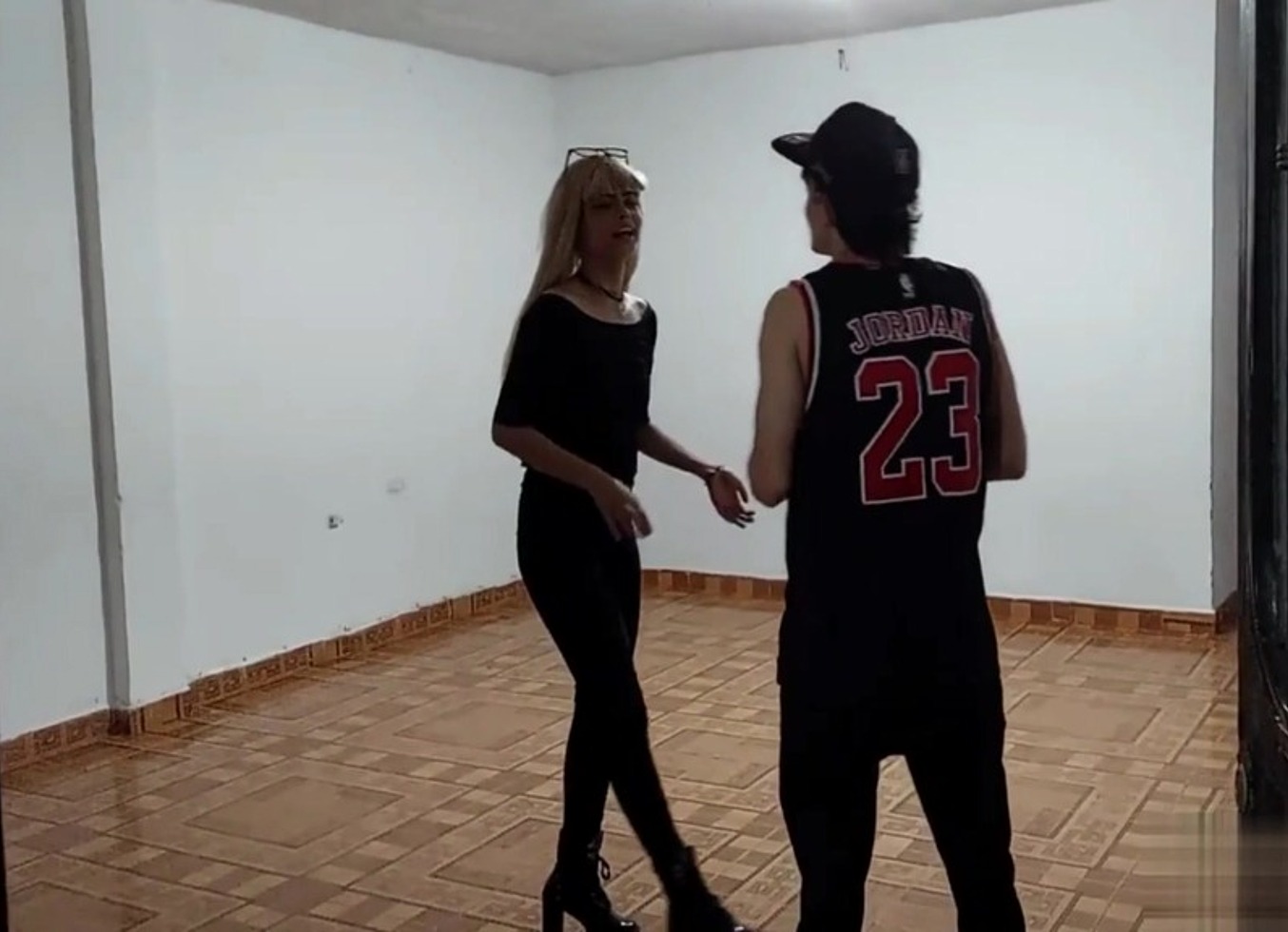 Follo El Cono A Vendedora De Bienes Raices Historia Completa