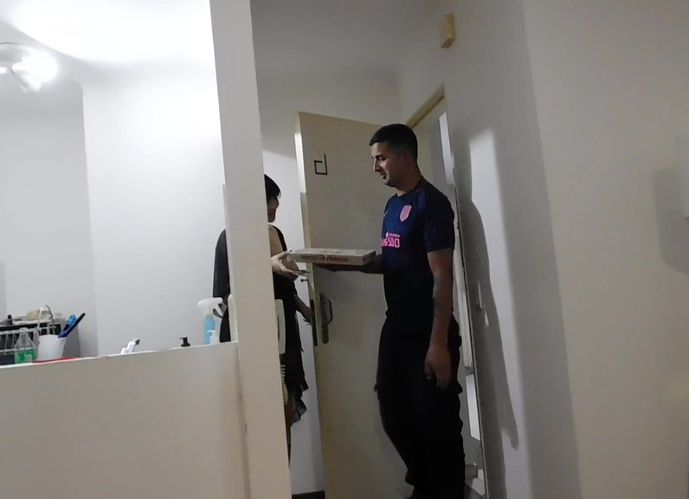 El Cadete De La Pizzeria Me Mete Su Enorme Verga Hasta El Fondo Del Culo