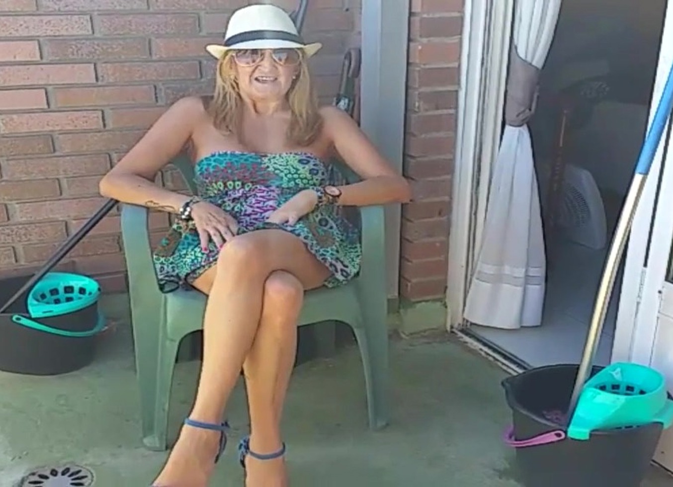 Aireando Mi Cono y Mi Culazo Mientra Mi Vecino Me Espiaba