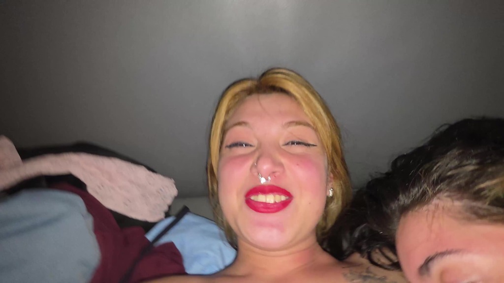 estava com nicky valente na cabine e um casal entrou e meti a rola na esposa dele no pelo e gozei no cu da safada