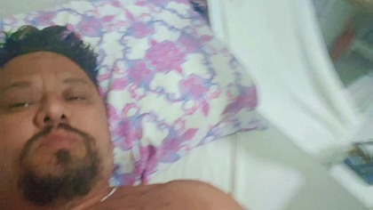 Ele me fode muito forte com seu pau grosso e me enche de porra