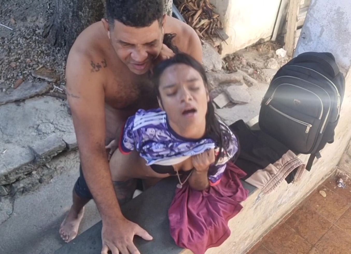 Camera Externa Flagra Sexo Em Familia, Padrasto Fode Cu Da Sua Pequena Enteada No Quintal De Casa