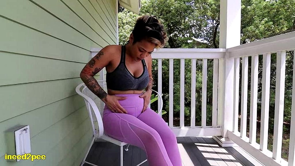 Лузі Лу мочить рожеві штани для йоги на балконі (Лузі Лу) loosey lu wetting pink yoga pants on balcony (Loosey Lu)