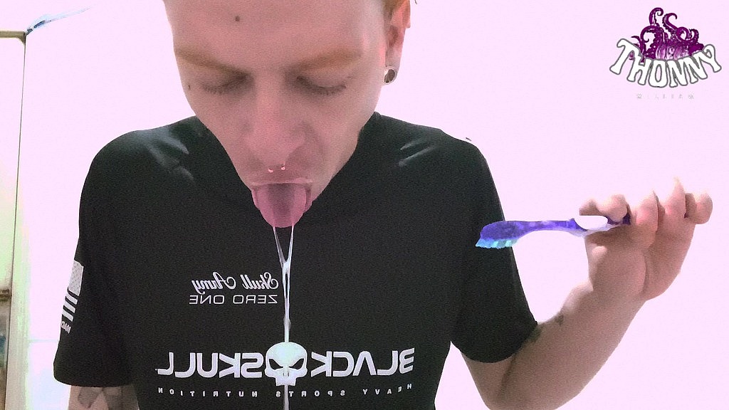 pov. macho brincando com saliva (Thonny William) pov. macho brincando com saliva (Thonny William)