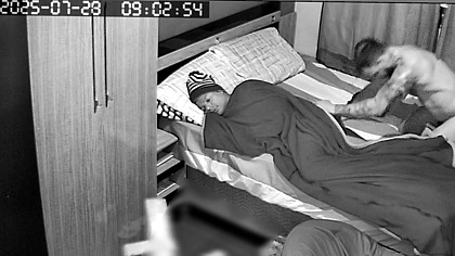 Convidei o twink filho da minha amiga de trabalho para descansa la em casa e acordei com ele pegando nos meus peitos