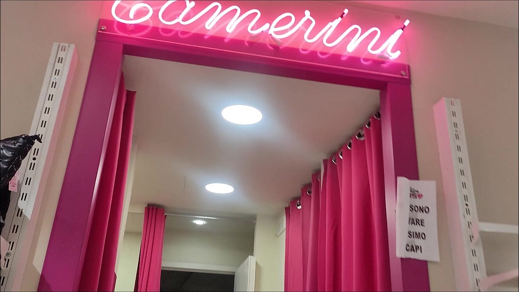 tempo di shopping, guarda come mi sta questo vestito, spiami in un camerino clip di Chantal Channel (canale Chantal) shopping time, see how is this dress on me, spy me in a fitting room chantal channel s clip (Chantal channel)