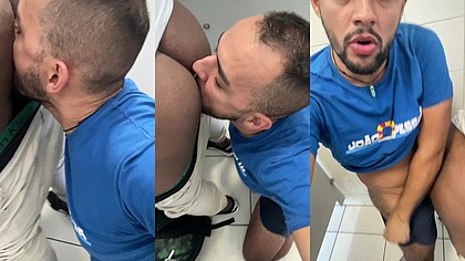 Esporrando na bunda do passivo no banheiro.