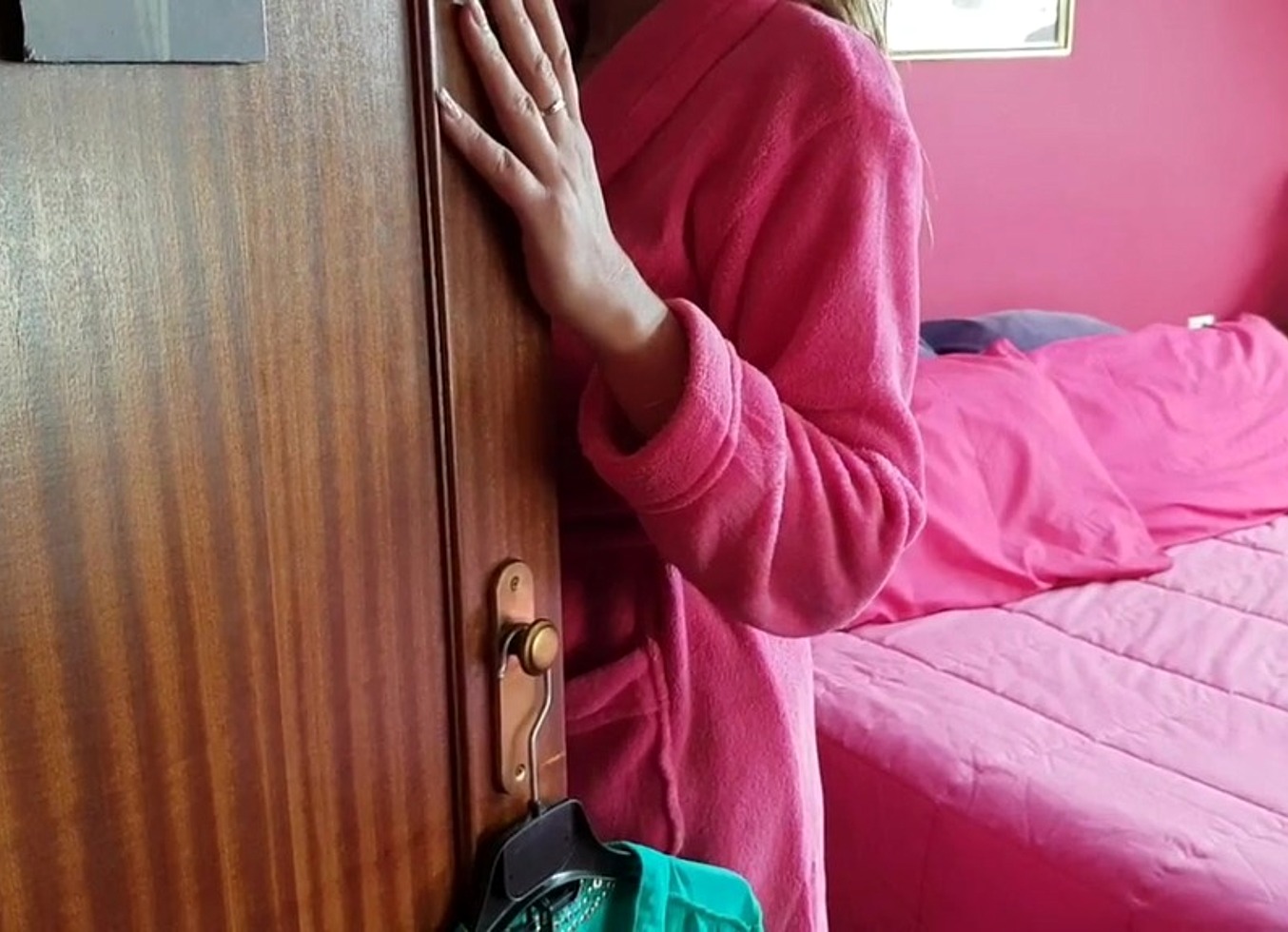 El Marido Me Deja Grabar a Su Mujer Mientras Se Ducha y Se Masturba Para Mi !!y Me Pajeo!!