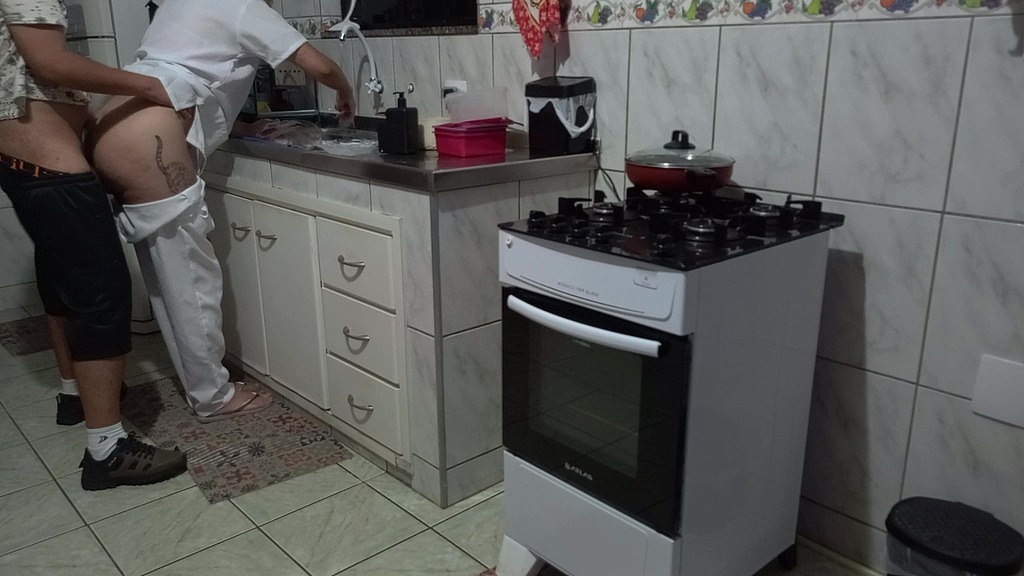 Віктор SweetCoupleStories, Габі SweetCoupleStories: покоївка трахнула свою дупу, поки мила посуд. (AnalVids.com) maid had her ass used while washing dishes. (Victor SweetCoupleStories, Gabi SweetCoupleStories)
