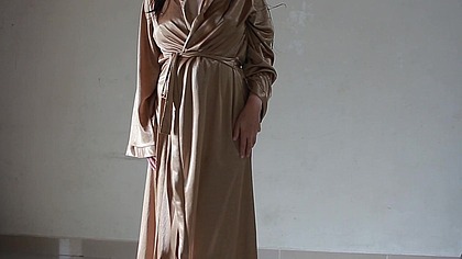 CEWEK TOBRUT INDO PAKAI JUBAH SATIN SEXY SAMBIL COLMEK
