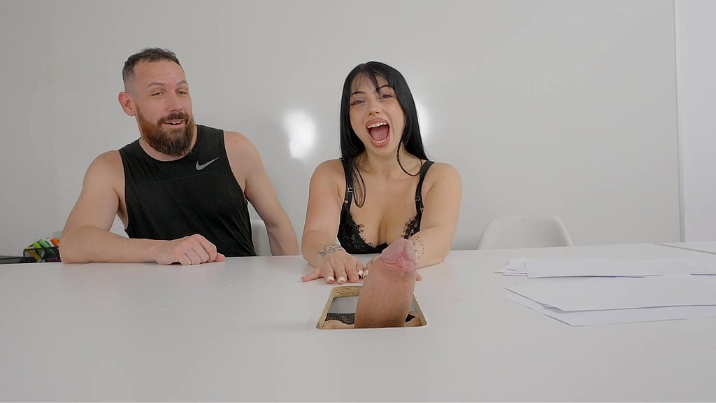 roma amor goes to a job interview and ends up signing under the table (Roma Amor, Hume Love, CrisPng) roma amor goes to a job interview and ends up signing under the table (Roma Amor, Hume Love, CrisPng)