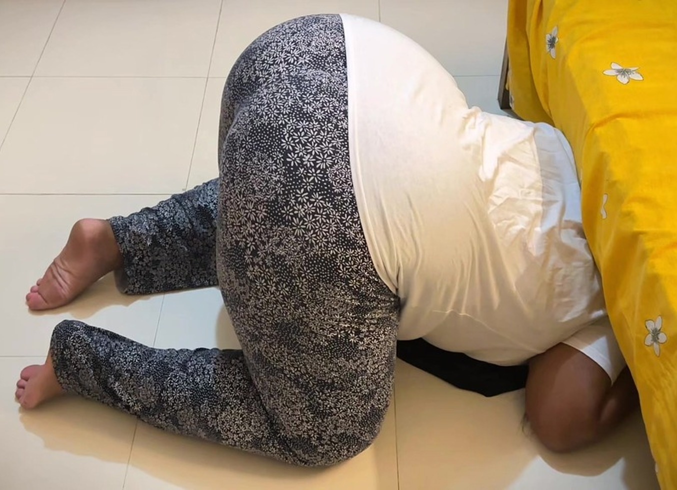 Big Ass Curvy Muslim Hot Stepmom Stuck Under Bed Then She Want Anal Fuck From Me! Episode-1