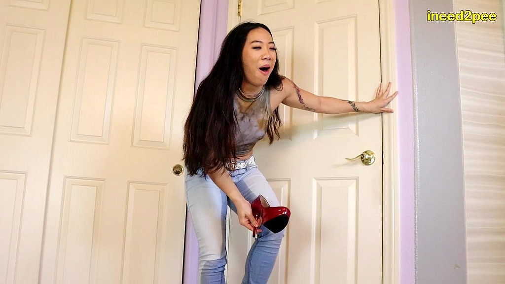new wetter kiara star pissing her tight jeans (Kiara Star) new wetter kiara star pissing her tight jeans (Kiara Star)
