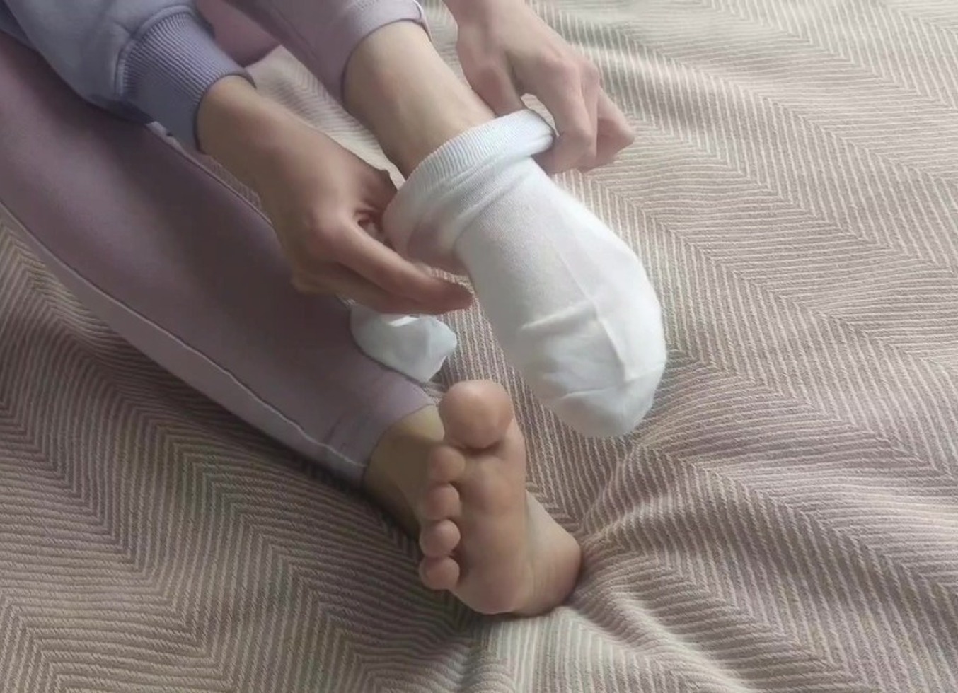 She Knows How To Give Pleasure With Her Feet - Sockjob-Footjob Video