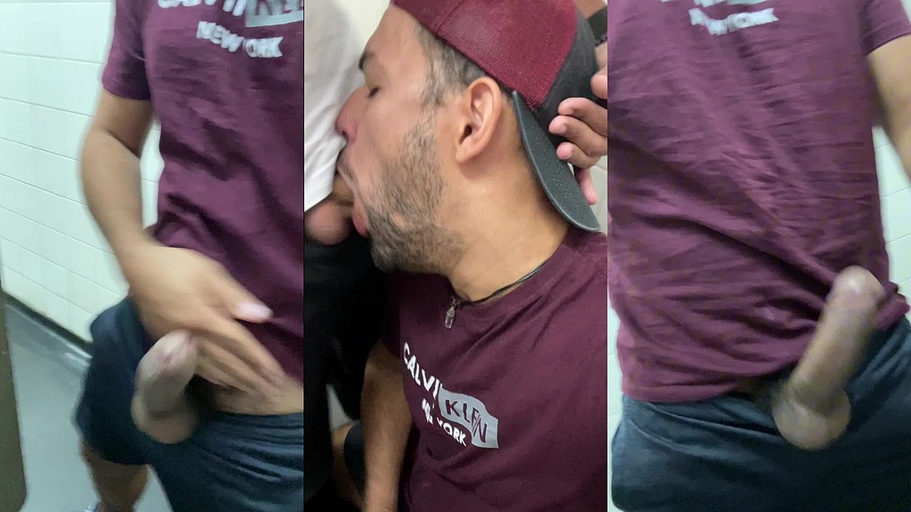 macho ficou olhando de pau duro no mictorio do wc do shopping, fiquei de joelhos e mamei todo leite daquele homen gostoso. (Socyal Sem Camisa, Professor Dotadu) macho ficou olhando de pau duro no mictorio do wc do shopping, fiquei de joelhos e mamei todo leite daquele homen gostoso. (Socyal Sem Camisa, Professor Dotadu)