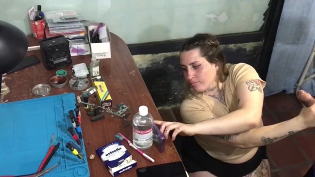 le aggiusto il telefono e lei ingoia la mia sborra (Deepvane, Brunilove) i fix her phone and she swallow my cum (Deepvane, Brunilove)