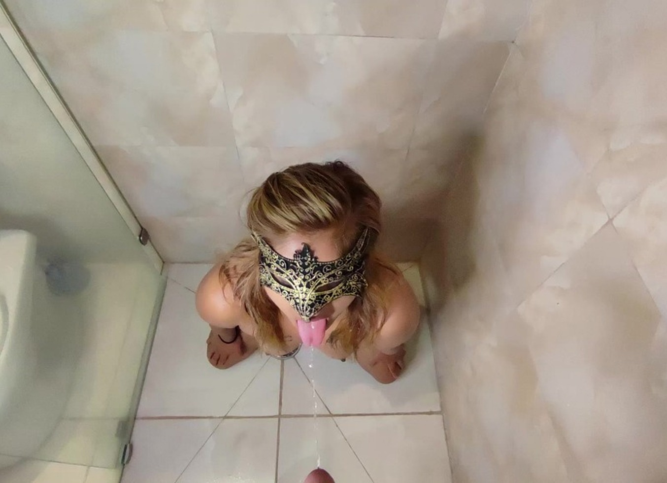 Orines En Mi Boca - Tragando Pis - Soy Una Perrita Tragando Los Orines De Mi Amo