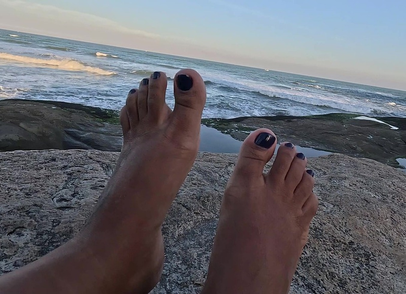 Fetiche Por Pes Na Praia! Solinhas Deliciosas Exibidas Em Publico Para Amantes Podolatras!