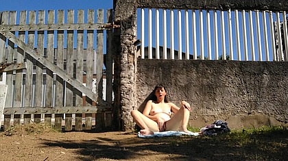 I masturbates myself in front yard