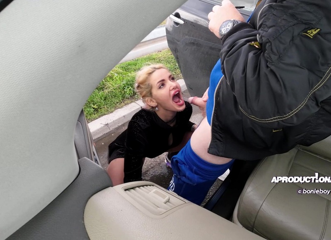 Crystal Rich Love to Be Public Toilette and Pee Outdoors