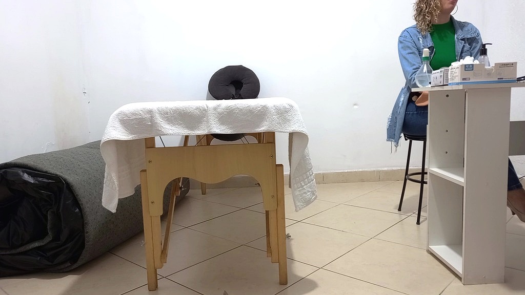 Віктор SweetCoupleStories, Габі SweetCoupleStories: лікар вільно засунув палець у дупу під час огляду. (AnalVids.com) the doctor stuck his finger up ass freely during the examination. (Victor SweetCoupleStories, Gabi SweetCoupleStories)