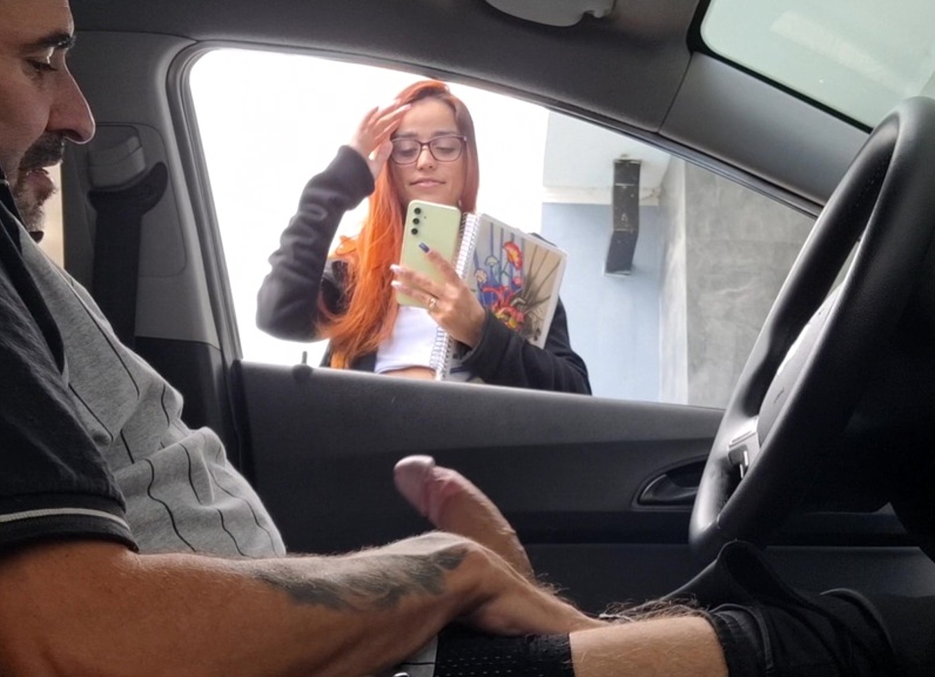 Me Masturbo Arriscado De Olho Nas Estudantes No Estacionamento Da Faculdade!