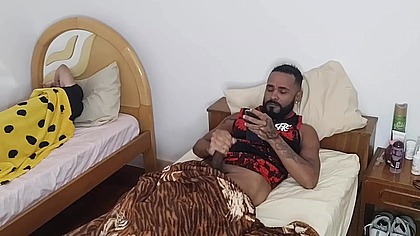 Magrinho gostoso pede leitinho do macho na boca.