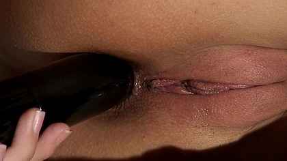 Ragazza usa un vibratore nel suo ano e un piccolo vibratore a proiettile sul suo clitoride