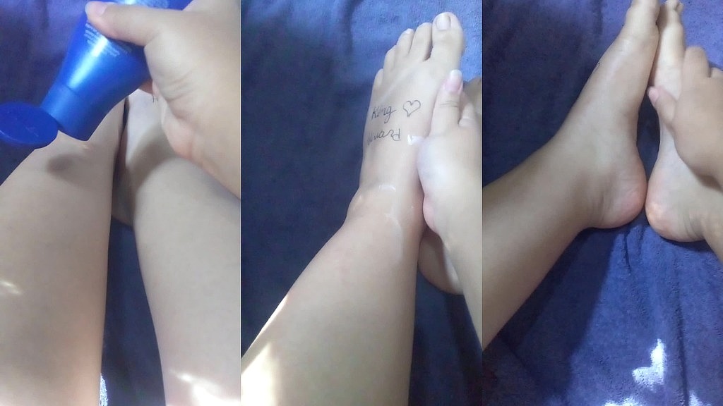 guarda come mi tocco i piedi ;) () look how i touch my feet ;) ()