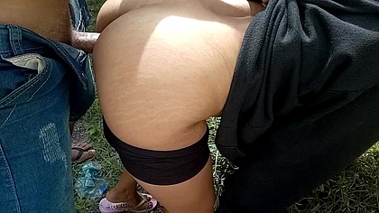 A corrida de Moto Uber era 13h, sol rachando. Passageira nao tinha dinheiro, mas tinha vontade. E pediu pra eu meter nela onde ninguem visse. Acabei fodendo com gente conversando e passando perto (6)