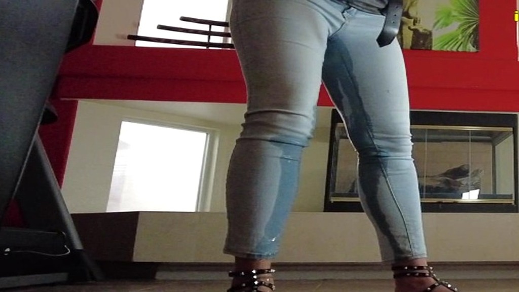 desperate to pee vika vs straitjacket (Vika) desperate to pee vika vs straitjacket (Vika)