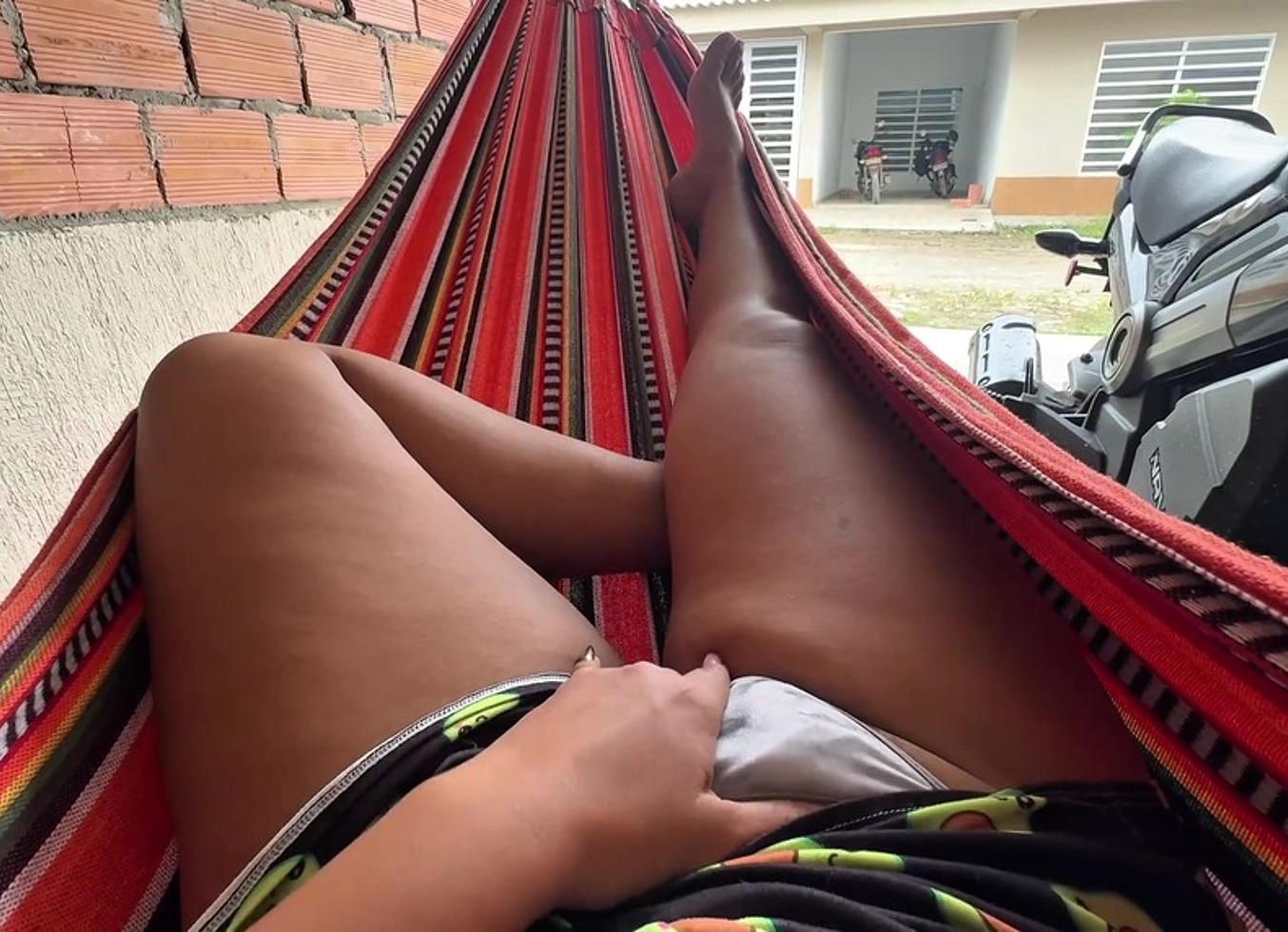Una Manana Me Levante Cachonda A Masturbarme Enfrente De Mis Vecinos
