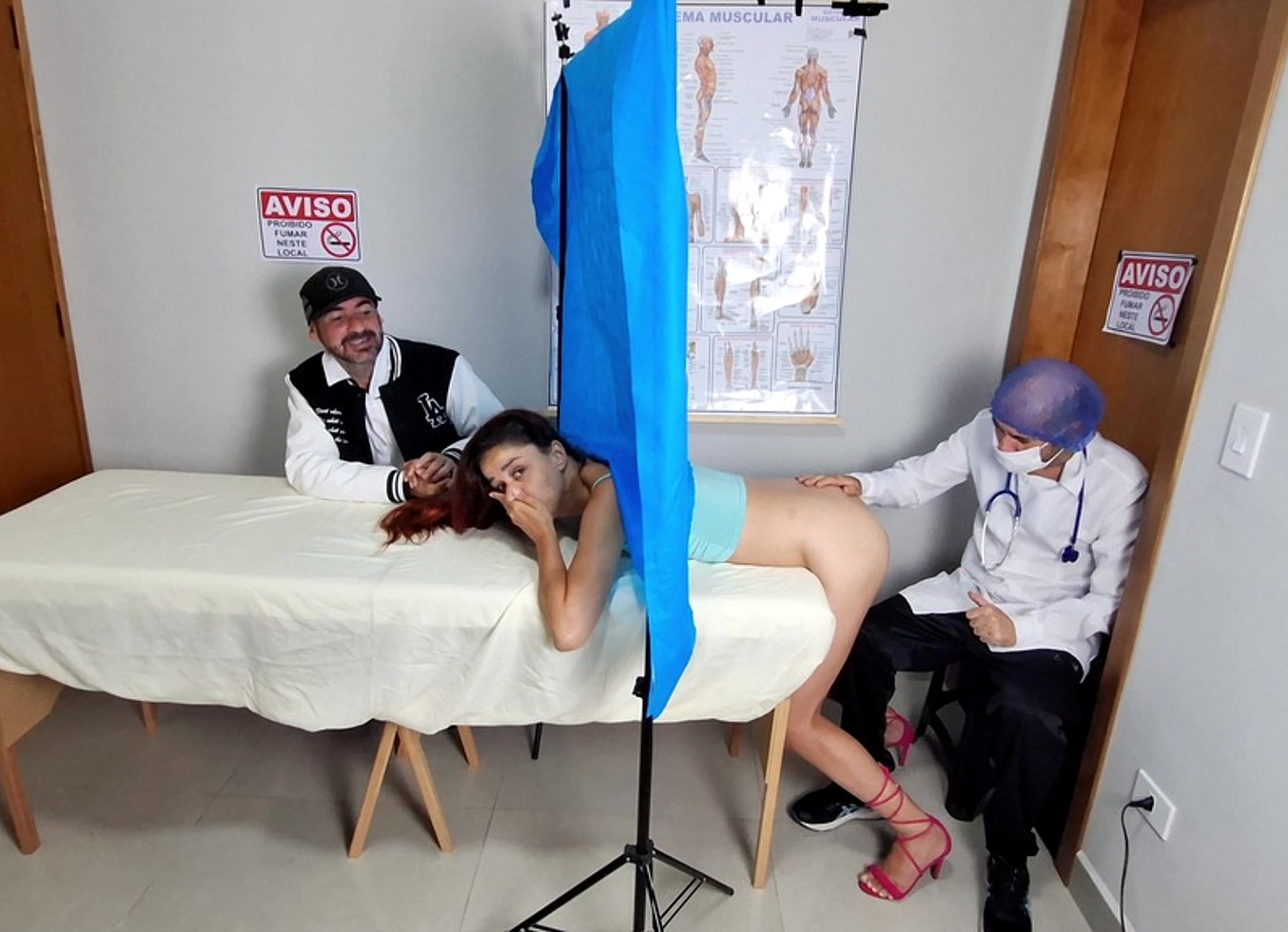 Esposa Mostra Cu Para O Medico Ao Lado Do Marido!